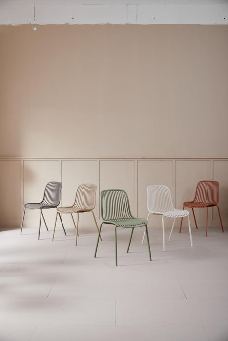 Silla Barcelona, Color Taupe, Con espaldar en lineas diseño moderno