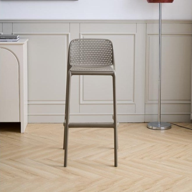 Silla para Bar Túnez, Color Taupe, con Espaldar Redondeado y Transpirable