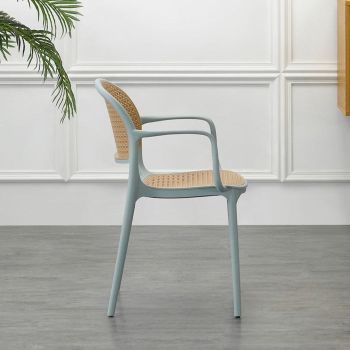 Silla con Brazos Nest, Color Azul Claro y Beige, con Espaldar y Asiento en Rejilla