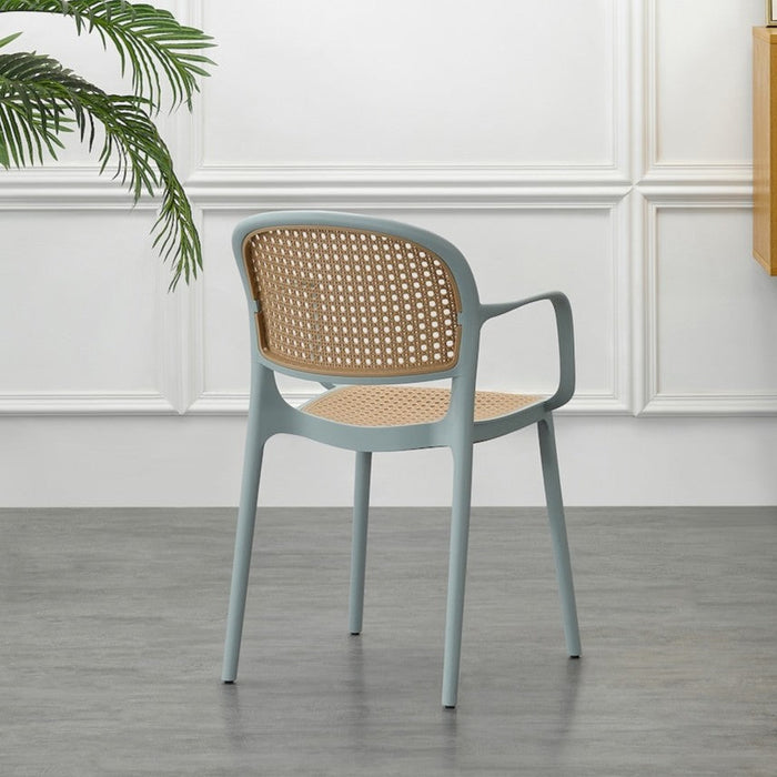 Silla con Brazos Nest, Color Azul Claro y Beige, con Espaldar y Asiento en Rejilla