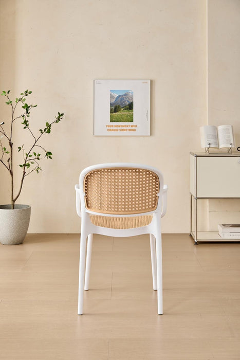 Silla con Brazos Nest, Color Blanco y Beige, Con espaldar y asiento en rejilla