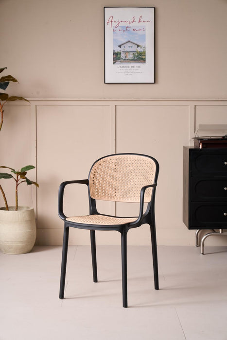 Silla con Brazos Nest, Color Negro y Beige, Con espaldar y asiento en rejilla