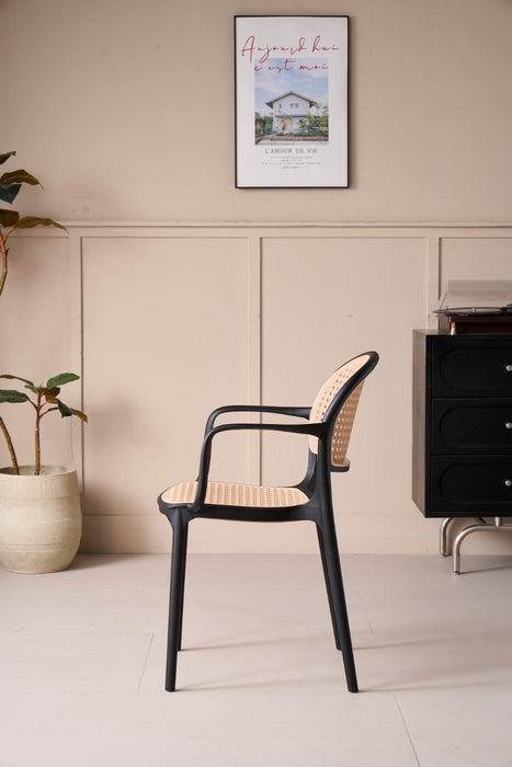 Silla con Brazos Nest, Color Negro y Beige, Con espaldar y asiento en rejilla