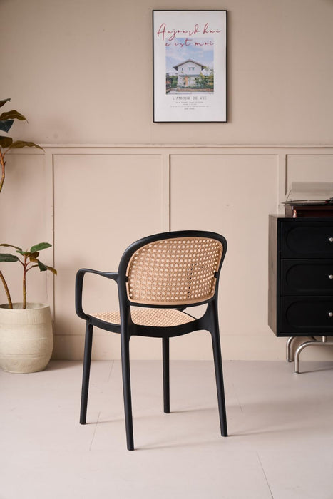 Silla con Brazos Nest, Color Negro y Beige, Con espaldar y asiento en rejilla