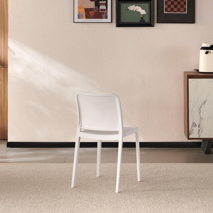 Silla Triveca, Blanco, Con espaldar cerrado y diseño minimalista