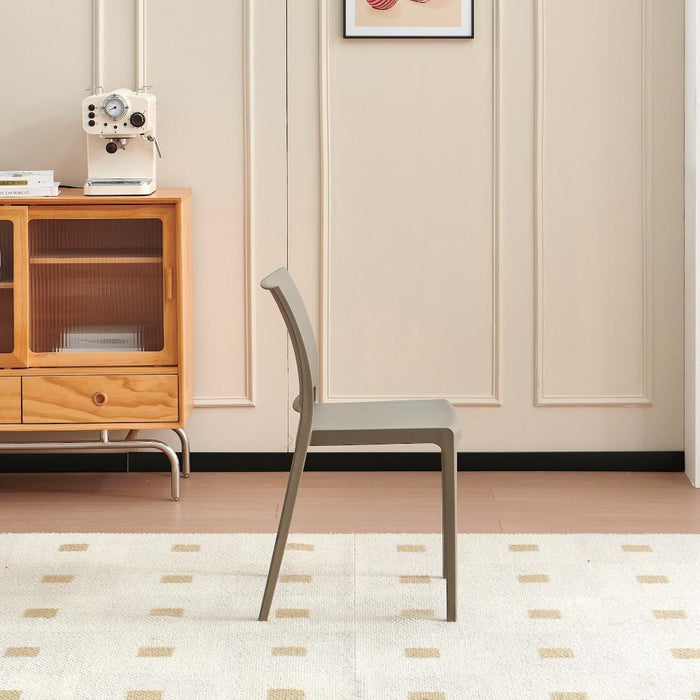 Silla Soho, Taupe, Con espaldar cerrado y diseño minimalista