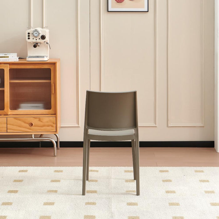 Silla Soho, Taupe, Con espaldar cerrado y diseño minimalista