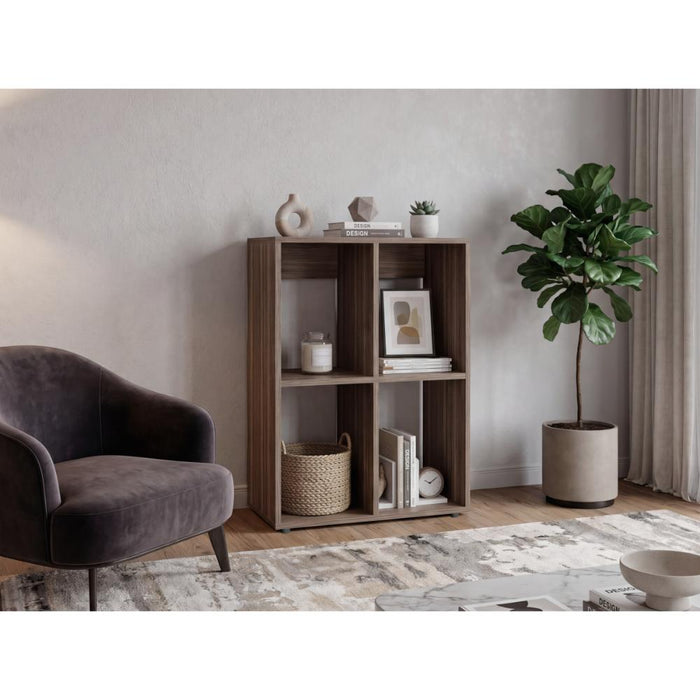 Biblioteca Etto Eco, Avellana, con Entrepaños para Ubicar Objetos Decorativos
