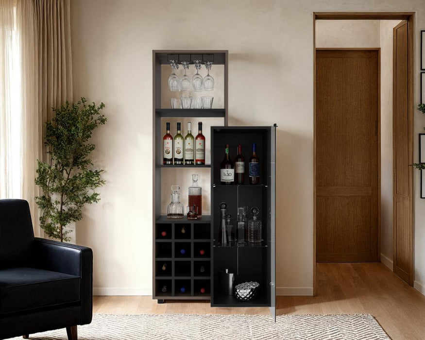 Bar Ozzy, Wengue y Milan, con espacio para organizar licores y vasos
