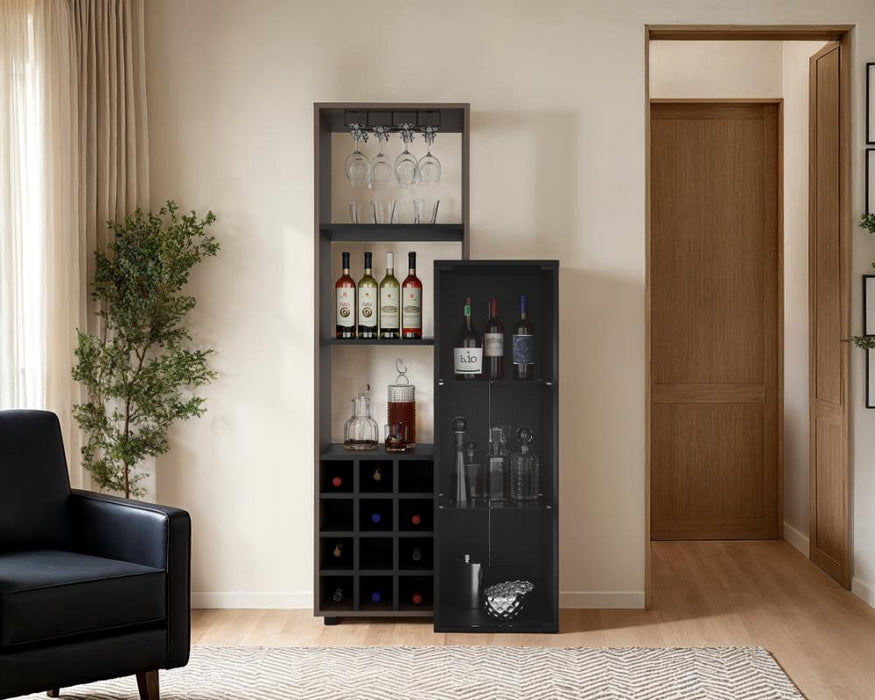 Bar Ozzy, Wengue y Milan, con espacio para organizar licores y vasos
