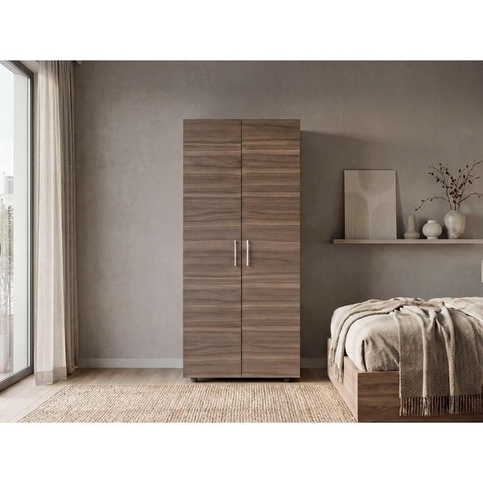 Closet Carlota, Avellana y Blanco, con Un Tubo Cromado y Tres Entrepaños