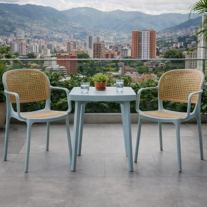 Silla con Brazos Nest, Color Azul Claro y Beige, con Espaldar y Asiento en Rejilla