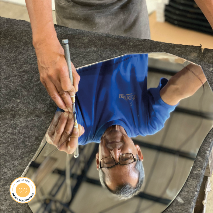 Espejo Circular Dallas, con Diseño en Sandblasting