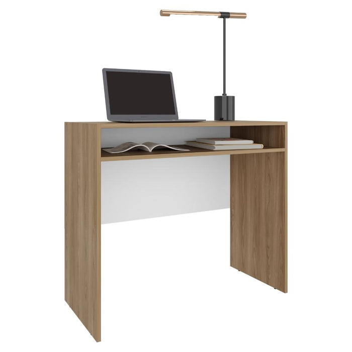 Escritorio Estelar,  Fresno Europeo , Cuenta con un entrepaño ideal para ubicar objetos decorativos