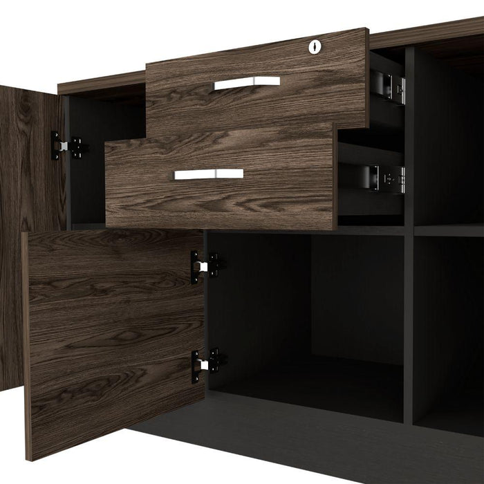 Mesa Auxiliar Nakarat, Avellana y Wengue, con tres puertas espacios para colocar y almacenar objetos