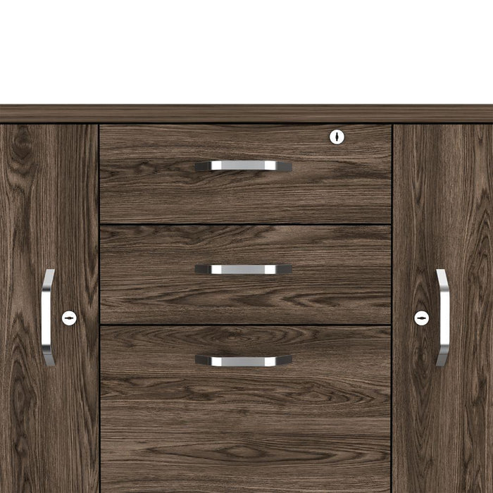 Mesa Auxiliar Nakarat, Avellana y Wengue, con tres puertas espacios para colocar y almacenar objetos