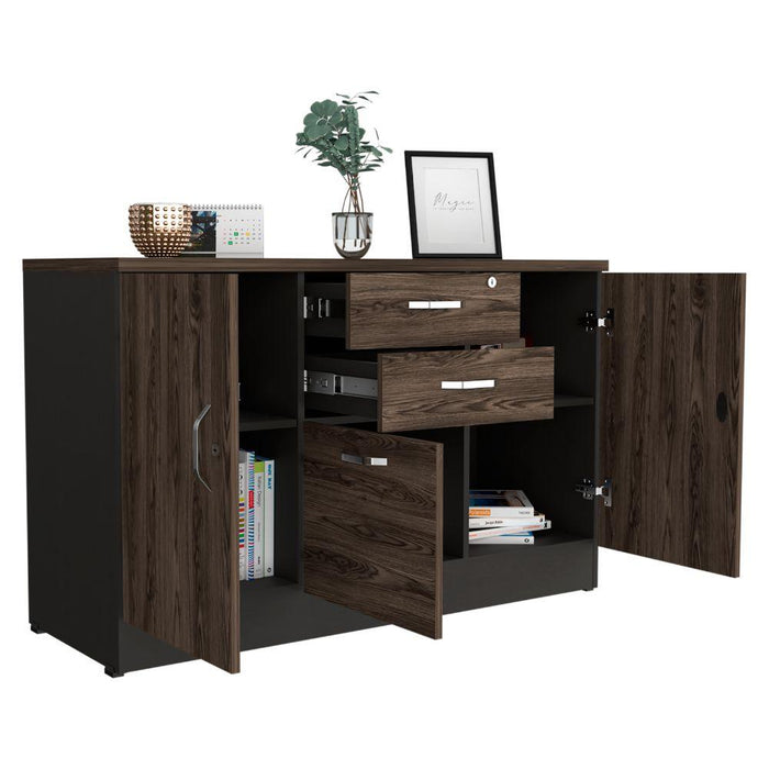 Mesa Auxiliar Nakarat, Avellana y Wengue, con tres puertas espacios para colocar y almacenar objetos