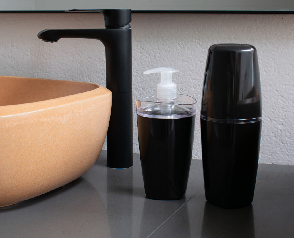 Kit accesorios para baño color negro: portacepillos y jabonera liquido