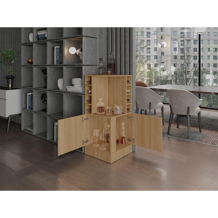 Bar Bajo Jake, Fresno Europeo, con espacio para organizar licores