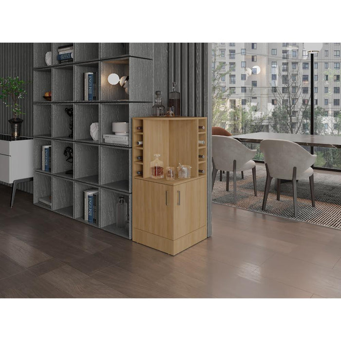 Bar Bajo Jake, Fresno Europeo, con espacio para organizar licores