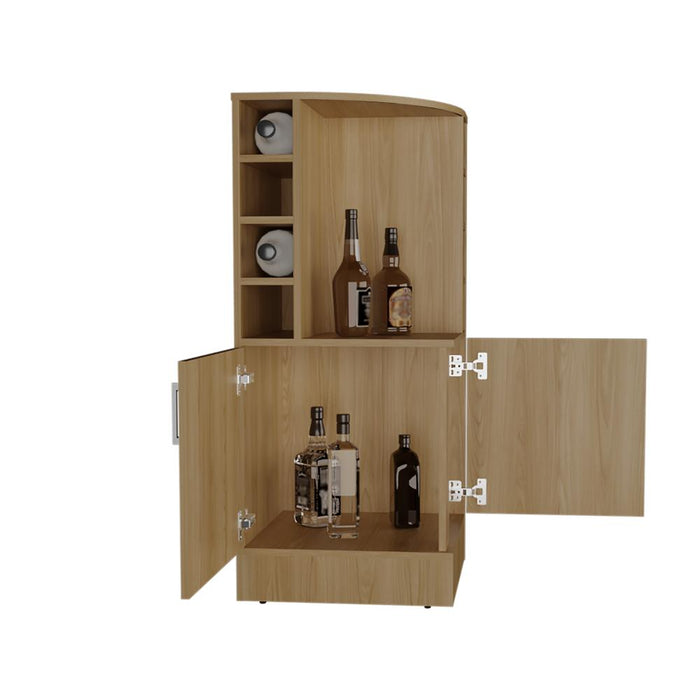 Bar Bajo Jake, Fresno Europeo, con espacio para organizar licores