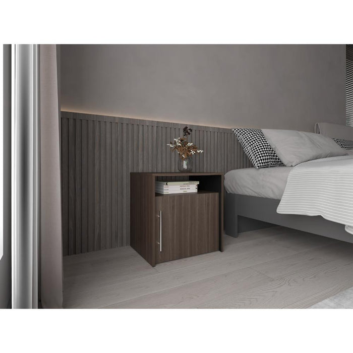 Mesa de Noche Montano, Milan y Wengue, con un cajón y espacio para colocar objetos decorativos