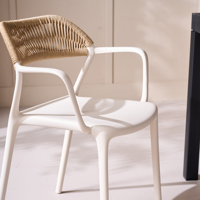 Silla con Brazos Bombay, Taupe Claro y Beige, con Espaldar en Cuerdas y Diseño Moderno