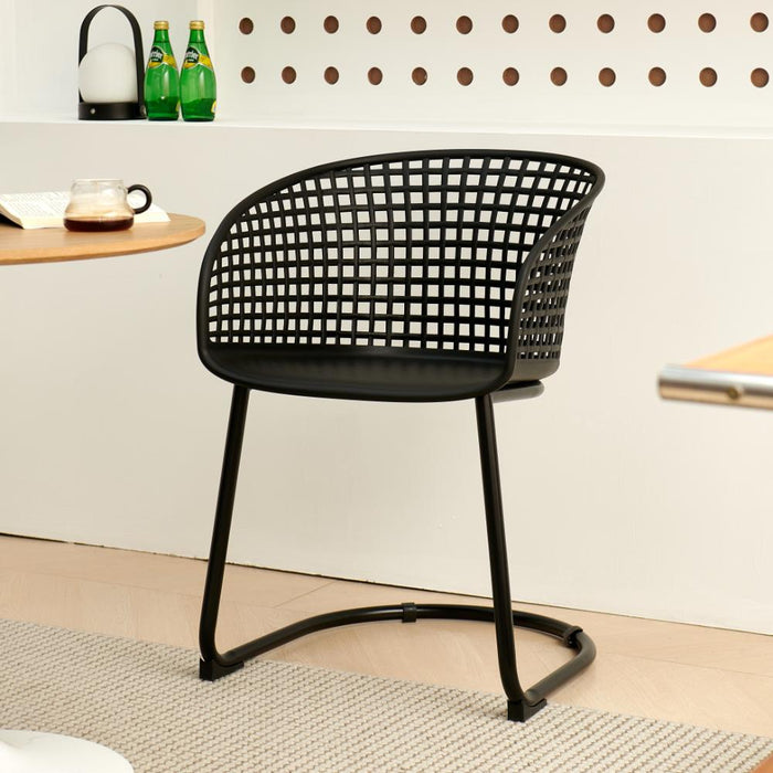 Silla con Brazos Calcuta, Negra, con Patas Metálica