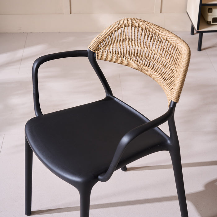 Silla con Brazos Bombay, Negro y Beige, con Espaldar en Cuerdas y Diseño Moderno