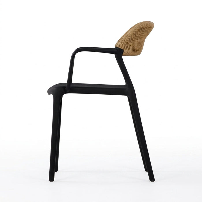Silla con Brazos Bombay, Negro y Beige, con Espaldar en Cuerdas y Diseño Moderno