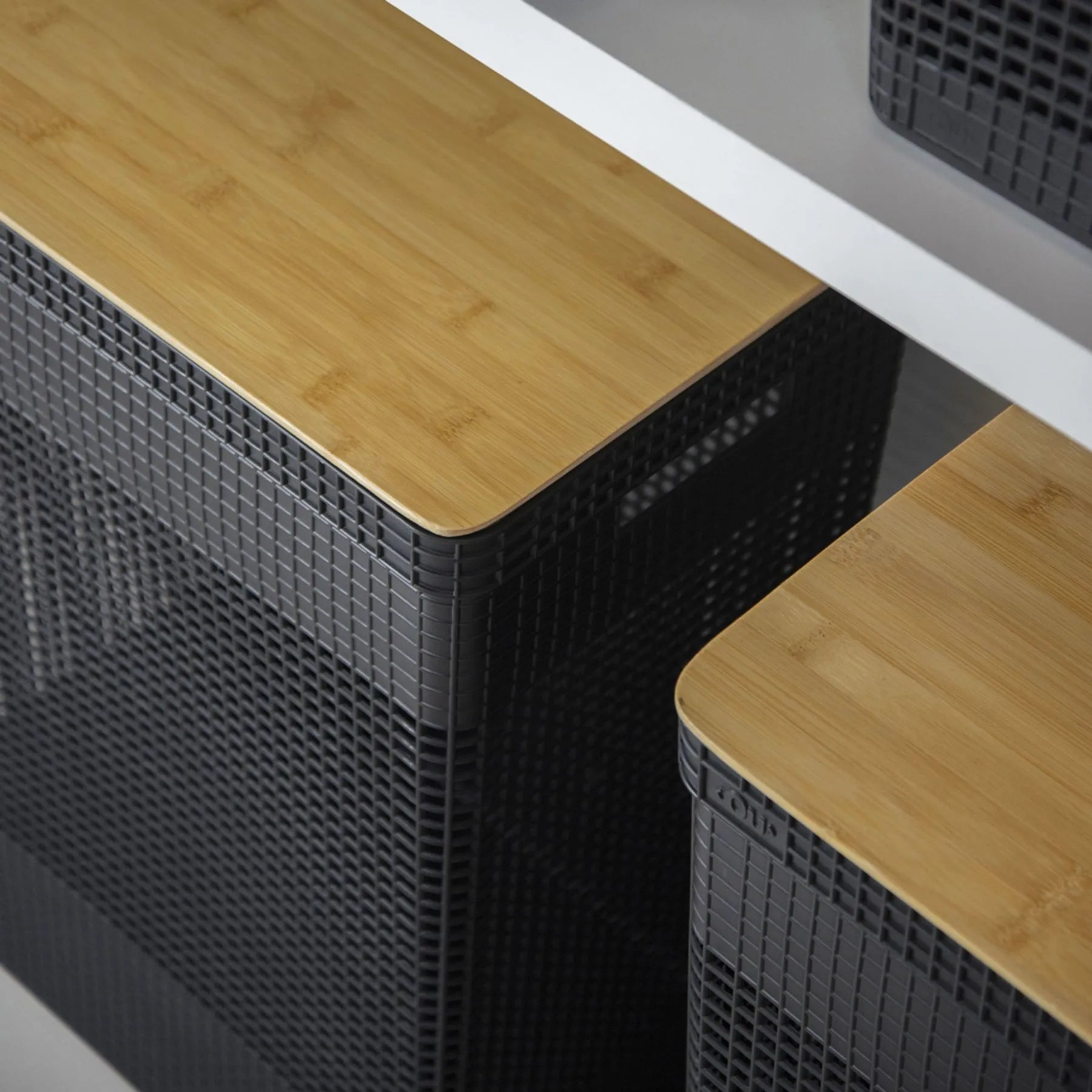 Cesta grid con tapa de bambú de 49 litros color negro