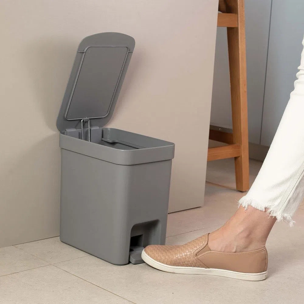 Basurero con pedal trium color plomo 6 litros