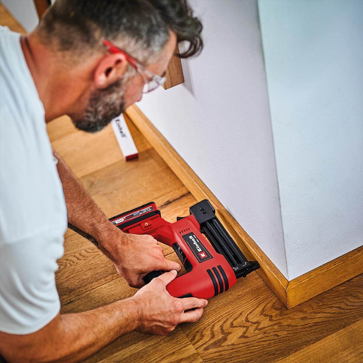 Grapadora inalámbrica grapas 16 - 22 mm clavos 15 - 32 18 V + batería (2.5 ah) + cargador marca Einhell