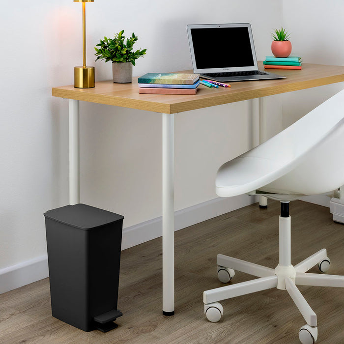 Basurero pedal slim 8 litros negro marca Rimax